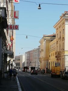 罗马Signorina In Rome的一条城市街道,人们沿着街道走