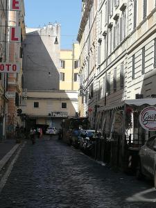 罗马Signorina In Rome的城市中一条鹅卵石街道,有建筑
