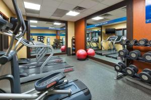 沃特伯里沃特伯里希尔顿恒庭酒店的健身房设有数台跑步机和镜子