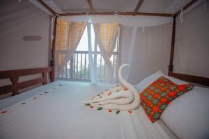拉穆Amu House的一间卧室设有一张床和一个窗口