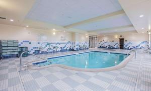 Urbandale德梅因/厄班戴尔希尔顿花园酒店的客房内的大型游泳池