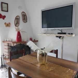 坎波迪焦韦Nicola's house的一间用餐室,配有一张桌子,墙上配有电视