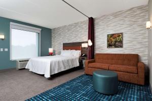 罗斯威尔Home2 Suites By Hilton Roswell, Ga的酒店客房,配有床和沙发