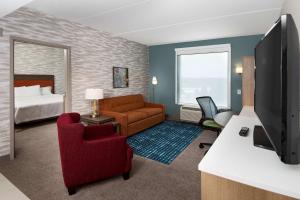 罗斯威尔Home2 Suites By Hilton Roswell, Ga的酒店客房设有床和客厅。