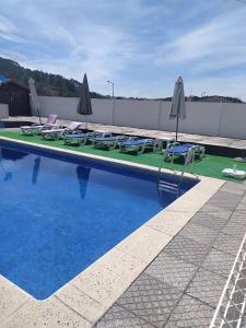 塞亚Retiro da Estrela的游泳池边设有椅子和遮阳伞