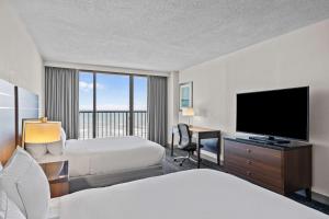 大西洋滩大西洋海滩希尔顿逸林海滨酒店的酒店客房设有两张床和一台平面电视。