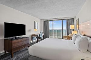大西洋滩大西洋海滩希尔顿逸林海滨酒店的配有一张床和一台平面电视的酒店客房