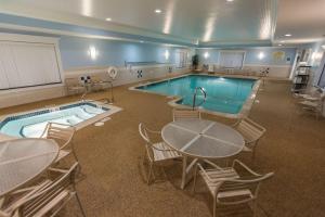 班戈班戈汉普顿酒店的一个带桌椅和桌子的宽大游泳池