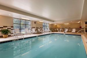 坎普泉温泉露营汉普顿酒店及套房的一座配有桌椅的酒店游泳池