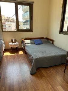 拉纳卡Extremely comfy apt with spacious private terrace 10min walk to the beach & in Town的一间卧室设有一张床和一个大窗户