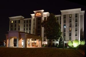 温莎汉普顿酒店及套房温莎酒店的夜间的酒店大楼,上面有 ⁇ 虹灯标志