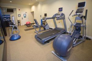美利坚峡谷DoubleTree by Hilton Napa Valley - American Canyon的健身房设有数台跑步机和跑步机