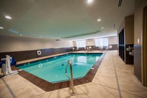 摩根堡摩根堡汉普顿酒店的在酒店房间的一个大型游泳池