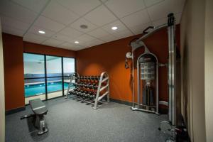 摩根堡摩根堡汉普顿酒店的一个带游泳池和健身房的房间