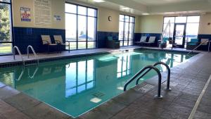 沙科皮明尼阿波利斯汉普顿酒店/沙科皮的大楼内一个蓝色的大型游泳池