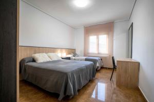 莫雷拉Casa Palau的一间卧室设有两张床和窗户。