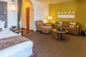 阿尔伯克基安达卢西亚酒店的酒店客房,配有床和沙发