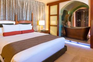 阿尔伯克基安达卢西亚酒店的一间卧室设有一张大床和一个大窗户