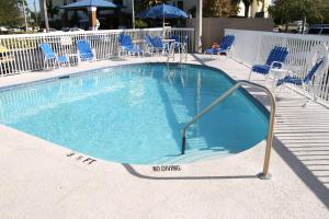 坦帕汉普顿坦帕洛基泊因酒店的一个带椅子和遮阳伞的大型游泳池