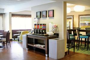 坦帕汉普顿坦帕洛基泊因酒店的餐厅设有1个带葡萄酒的吧台