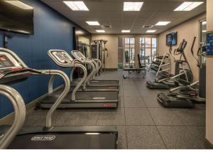 里诺内华达里诺西汉普顿套房酒店 的健身房设有数台跑步机和有氧运动器材