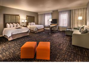 里诺内华达里诺西汉普顿套房酒店 的酒店客房,设有两张床和一张沙发