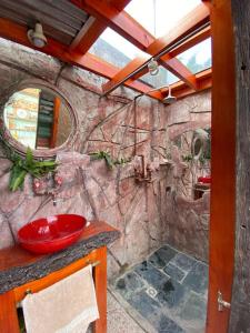 Villa BallesterProyectoQva Glamping的浴室设有石墙和红色水槽