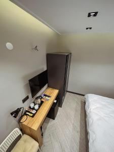 巴尔滕Hostel Amasra的客房设有床、书桌和电视。