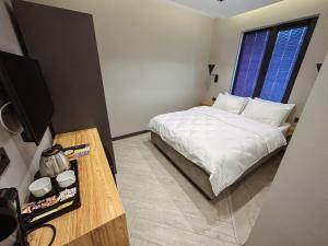 巴尔滕Hostel Amasra的一间小卧室,配有一张床和电视