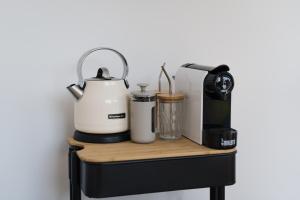 德辛CONTAINER的咖啡壶和桌子上的搅拌机