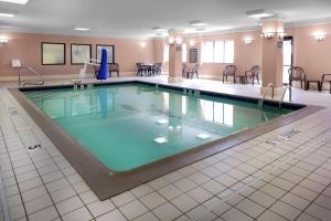 波蒂奇波蒂奇希尔顿欢朋酒店的在酒店房间的一个大型游泳池