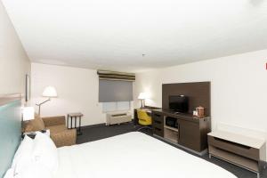 克尔维尔克尔维尔汉普顿酒店的酒店客房配有一张床和一张书桌及一台电视