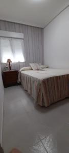 皮尔托贝加LA CASITA SERRANA的一间卧室设有一张大床和窗户