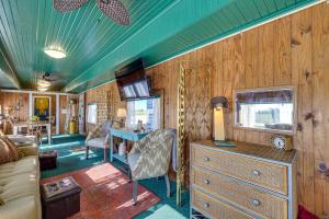 乔普林Charming Converted Railcar Studio in Joplin!的客厅配有沙发和桌子。