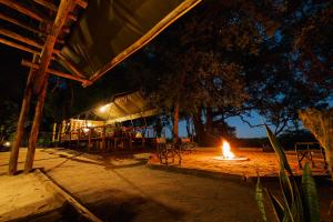 ShakaweASKIESBOS - Samochima Bush Camp的夜晚在庭院里燃烧的火