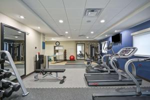莫米Home2 Suites By Hilton Maumee Toledo的一间健身房,里面配有跑步机和机器
