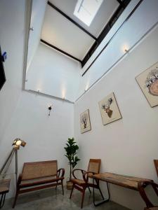 怡保DoSomething Guest House 5的一间带椅子和桌子的房间和一个天窗