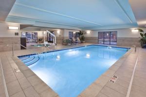 AllianceHampton Inn & Suites Alliance的在酒店房间的一个大型游泳池