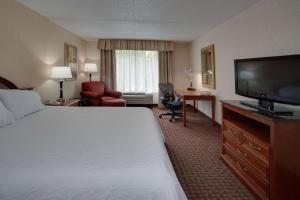 费尔维尤帕克克利夫兰机场希尔顿花园旅馆的配有一张床和一台平面电视的酒店客房
