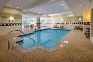 格罗顿迈斯狄克/格罗顿希尔顿花园旅馆的在酒店房间的一个大型游泳池