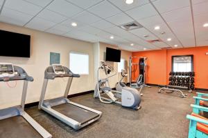 梅里迪恩Home2 Suites By Hilton Meridian的健身房,配有跑步机和健身器材