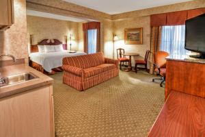 Jacktown马里昂希尔顿欢朋酒店的酒店客房设有床和客厅。
