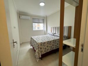 瓜鲁雅Refúgio Costeiro的一间小卧室,配有床和窗户