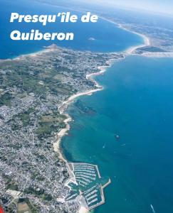 基伯龙Mobilhomes Quiberon Camping Conguel - Bord de Mer的城市和海洋的空中景观