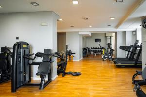 巴里普林西皮公园、会议及温泉酒店的一间健身房,里面配有跑步机和机器