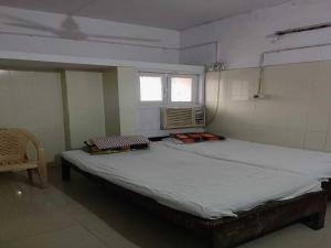 OYO Swaraj Guest House客房内的一张或多张床位