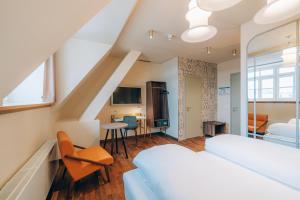 兰茨胡特Hotel Amalia - Boutique Hotel的一间卧室设有一张床和一间客厅。
