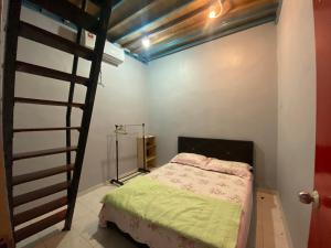 瓜拉弄宾Best Homestay的一间卧室配有一张双层床和梯子