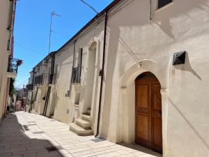 坎波马里诺Nina e il mare的街道上带有木门的白色建筑