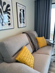 丰沙尔Dona I Apartments at Botanical Garden的客厅里配有带黄色枕头的灰色沙发
